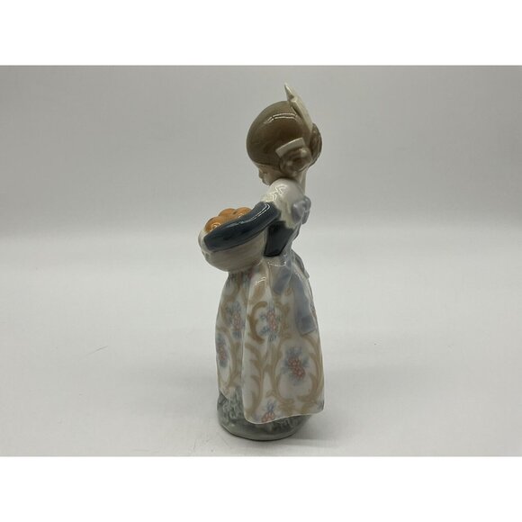 Lladro "VALENCIAN GIRL HOLDING ORANGES" Retired Porcelain Figurine # 4841 Mint - Picture 9 of 16